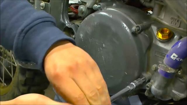 Suzuki RM 250 Damaged Clutch Cover смотреть онлайн