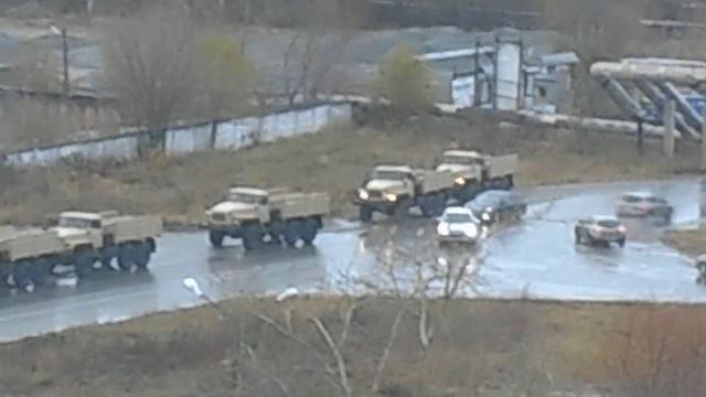 Новенькие Уралы в очереди на заправку. смотреть онлайн