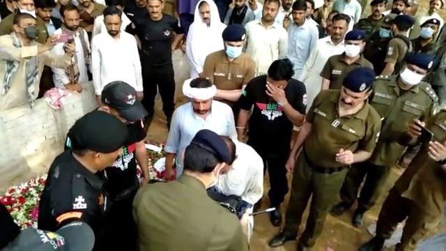 Asad Jamil gujjar Shaheed Okara Aliet force| Asad's father receiving Asad uniform from Okara police смотреть онлайн