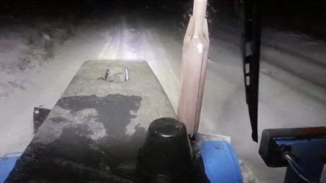 Чистим первый снег самодельным ножом на МТЗ 80 смотреть онлайн