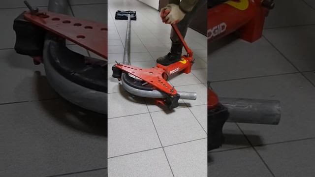 трубогиб Ridgid в работе.