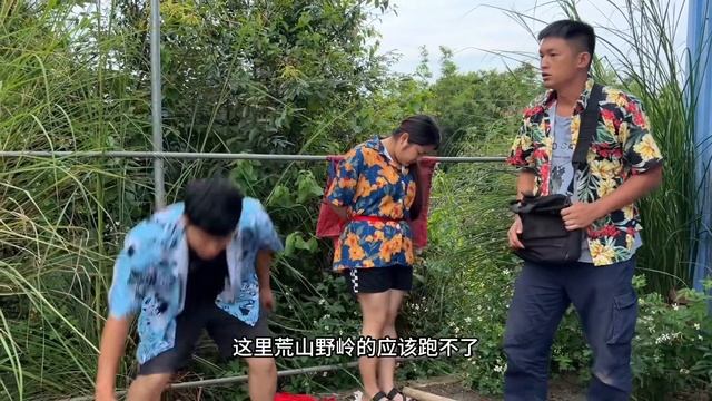 人贩子暴打美女，还谎称美女是他老婆，却被大哥一眼识破被扭送警局【黑泥PLX】