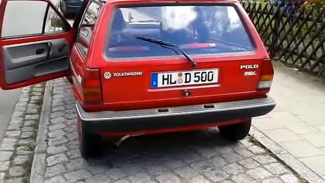 Girl cranking old VW Polo Fox смотреть онлайн