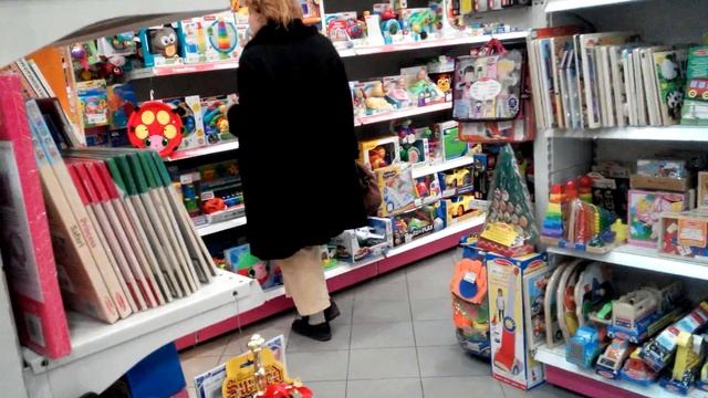 Весёлая покупательница в магазине игрушек. смотреть онлайн