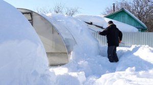 Лучший способ очистки снега с теплицы.