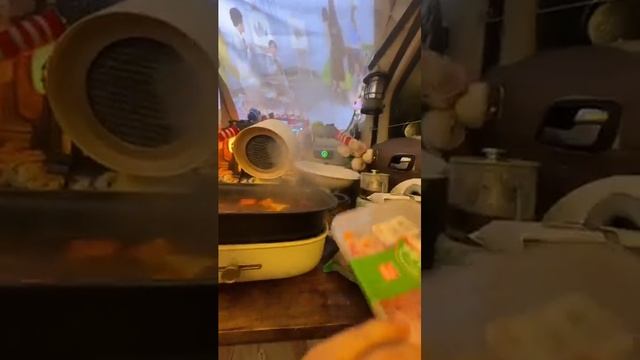 Китайские зумеры массово переселяются в машины. смотреть онлайн