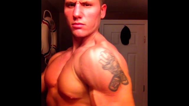 24 Y/O Natural Bodybuilder FLEXING смотреть онлайн