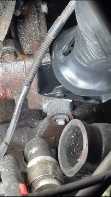 отрезаем шпильку крепления кронштейна кондиционера