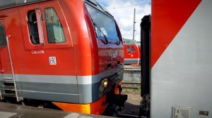 Сцепка электровоза  с пассажирским двухэтажным поездом / Локомотивы на Казанском вокзале в Москве