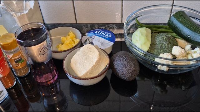 Тушёные овощи с тофу в авокадном соусе