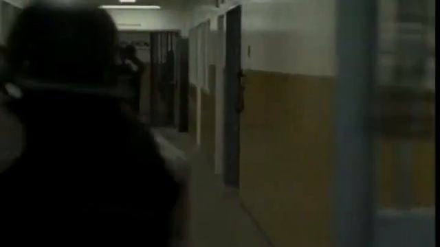 Knock out prison riot police guards and wear their stolen uniforms and helmets to escape from priso смотреть онлайн