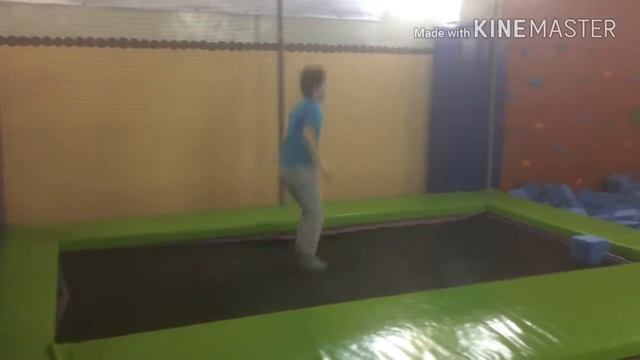 Прыгаем в батутном центре! смотреть онлайн