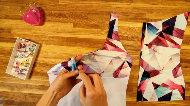 Jak ušít sportovní tričko Laura s integrovanou podprsenkou смотреть онлайн