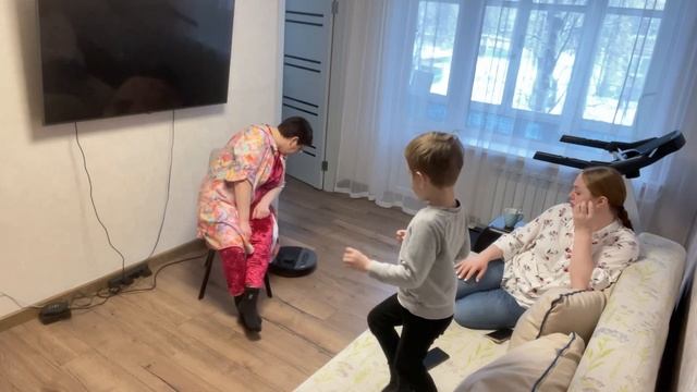 У Катюши в няньках! Дана на минуточку забежала! (3) смотреть онлайн