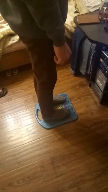 Доска садху, братишка решил постоять на нем. смотреть онлайн