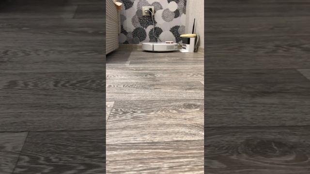 Процесс уборки робота-пылесоса смотреть онлайн