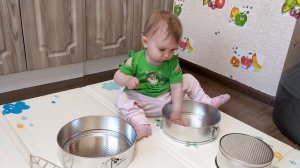 Ребенок играет на барабанах из посуды | Маленький барабанщик