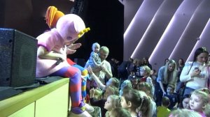 Концерт Кукутики играют танцуют и поют