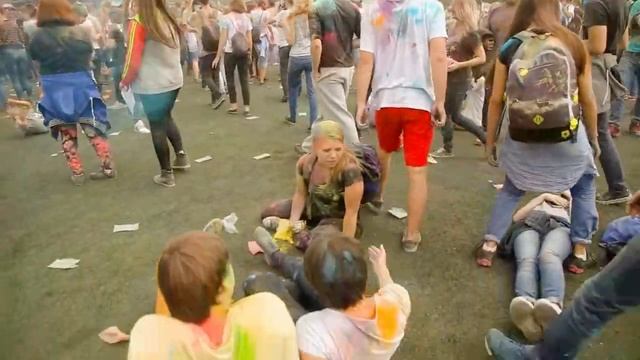 Фестиваль красок Холи на стадионе "Калининец" смотреть онлайн