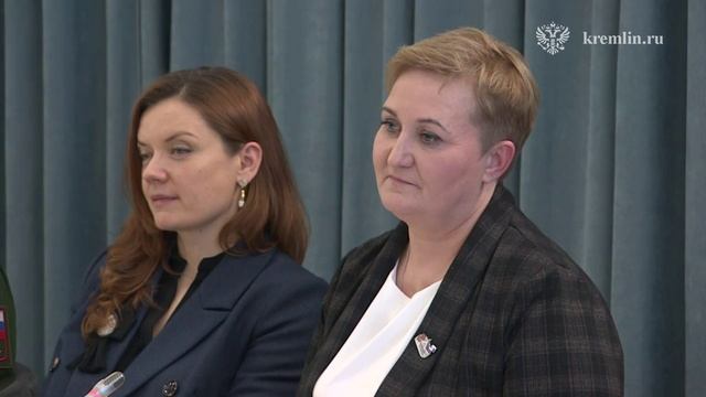 Владимир Путин пообещал исполнить мечту сына погибшего бойца из ДНР – встретиться с Президентом смотреть онлайн