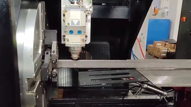 Лазерная резка труб TC-M220A станок с тремя патронами смотреть онлайн