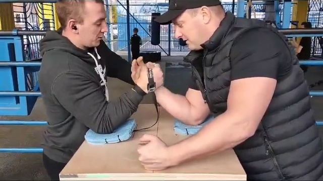 Уличный армрестлинг 85 кг vs 100 кг (мкр. Губернский) #armresling #zarubaty #arm_krd 23 смотреть онлайн