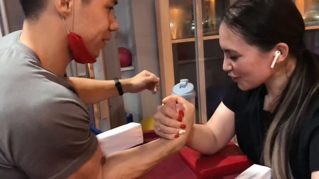 #Armrestling The Girl Defeated The Coach In Arm Wrestling/Девушка победила тренера)