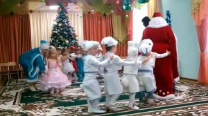 Дети играют в паровоз с Дедом Морозом на первом новогоднем утреннике в детском саду