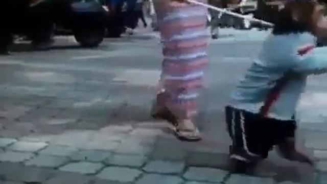 Обезьянка помогла слепой перейти дорогу смотреть онлайн