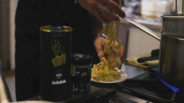 Truffle sauce: tagliatelle with porcini mushrooms and truffle-scented sausage смотреть онлайн