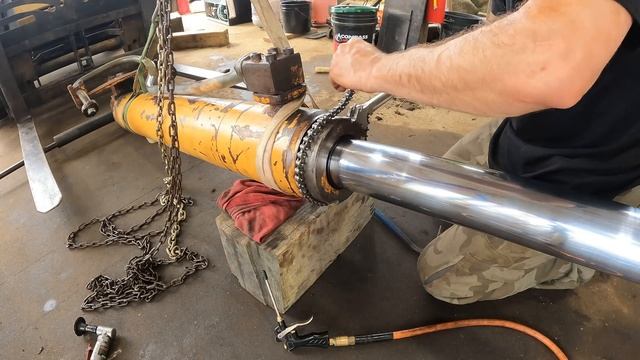 Fixing BIG Hydraulic Cylinders On A Massive Excavator смотреть онлайн