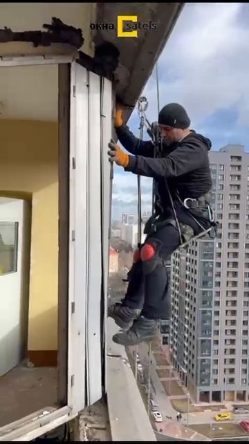 Демонтаж окон на 16 этаже с помощью альпиниста смотреть онлайн