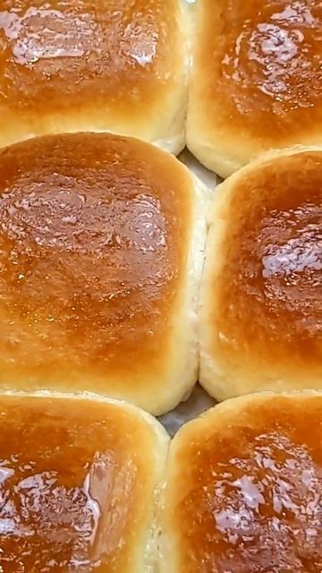 Hot Right Out The Oven Honey Dinner Rolls with sausages & potatoes #dinnerrolls смотреть онлайн