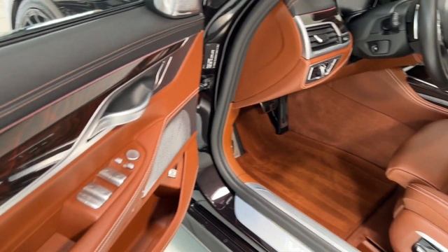 BMW M760i смотреть онлайн