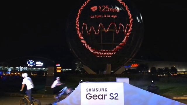 Biggest Smart Watch in Asia, Samsung Gear S2 at Mall of Asia Globe смотреть онлайн