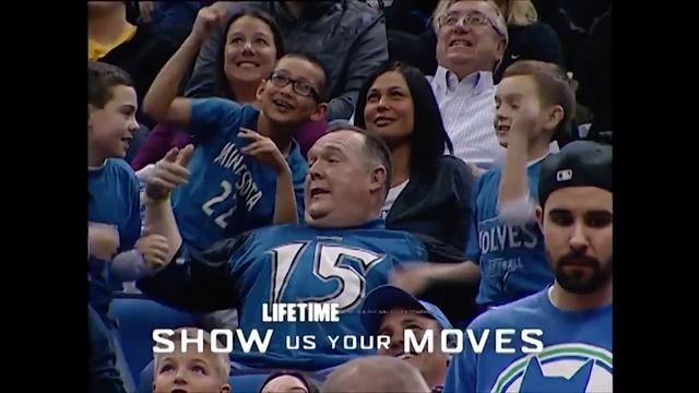 Знаменитый танцующий болельщик вернулся спустя 12 лет. Красавчик!!! смотреть онлайн