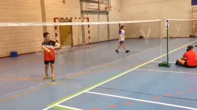 Torneo de bádminton escolar смотреть онлайн