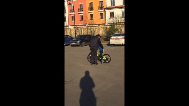Родион учится ездить на велосипеде смотреть онлайн
