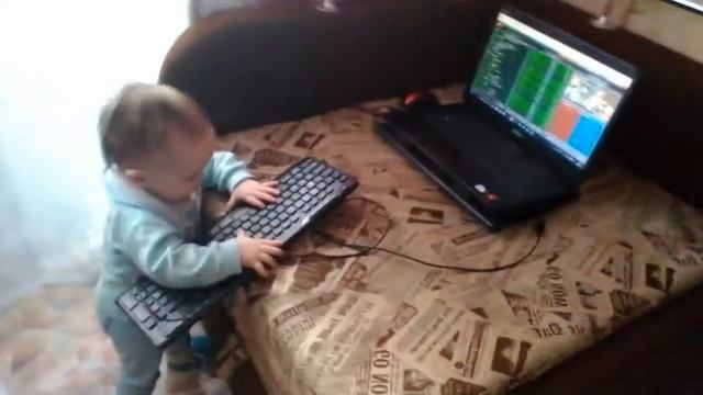 Ребенок 1 год и 5 месяцов играет в комп смотреть онлайн