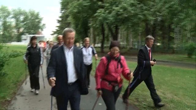 В Ижевске осваивают финскую ходьбу смотреть онлайн