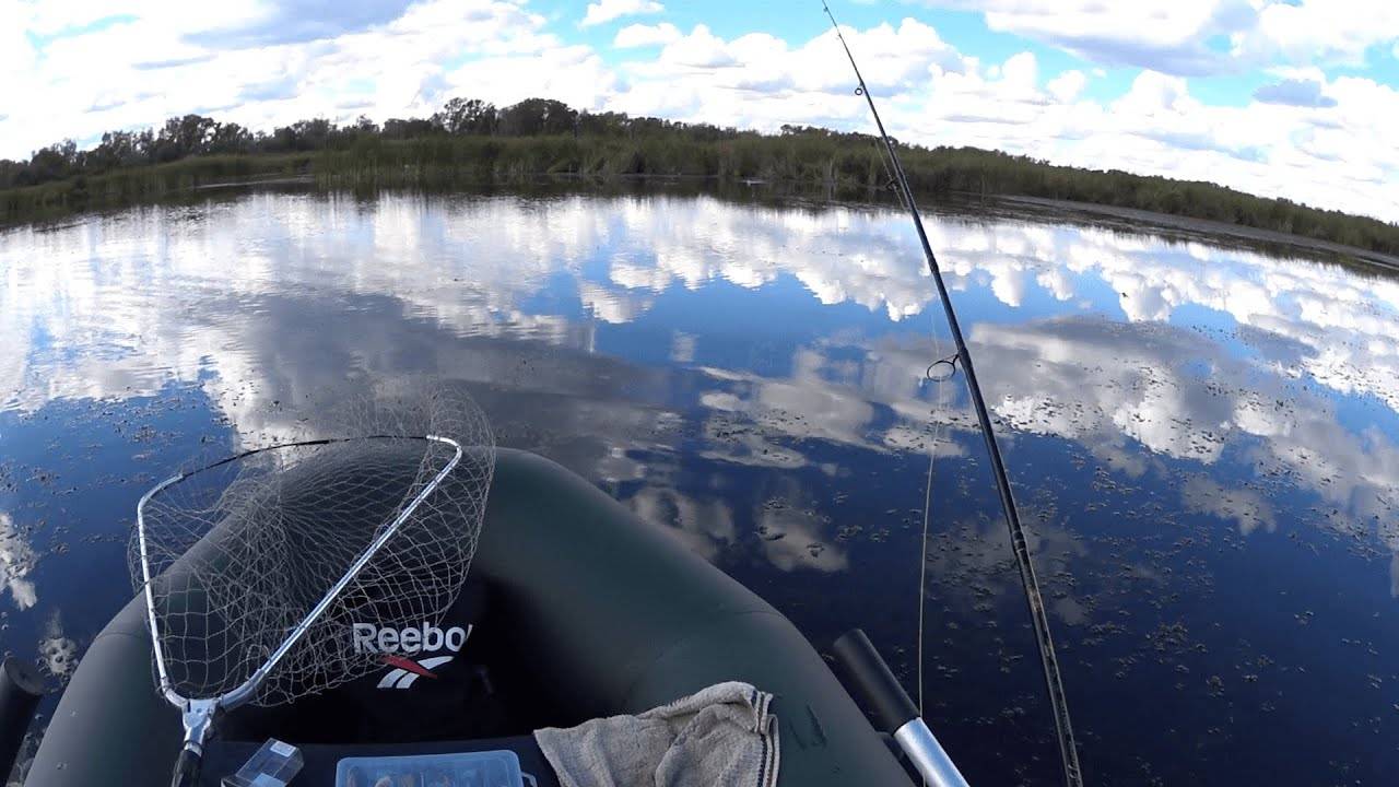 ПЕРВАЯ РЫБАЛКА НА СПИННИНГ. ЛОВЛЯ ЩУКИ С ЛОДКИ 2025 смотреть онлайн