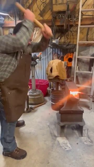 having some fun drawing out a railroad spike ant the North Idaho Blacksmiths hammer in. смотреть онлайн