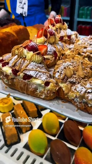 Французские вкусняшки #франция#кондитерскиеизделия#кондитерка#пирожное#сладости#макарон#эклеры#еда смотреть онлайн