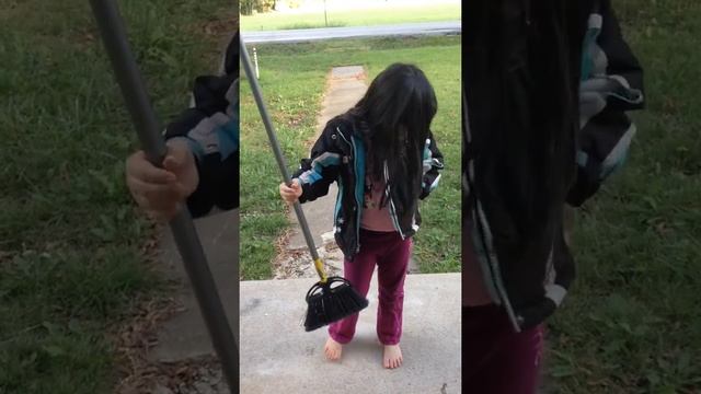 Hadrian shows off her "Moves like Donnie" (Donatello) смотреть онлайн