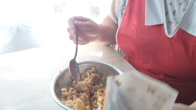 жарені  пиріжки з яблуками  і кісіль