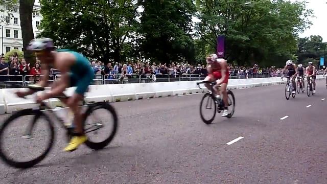 Triathlon London 2012 - Passage velo смотреть онлайн