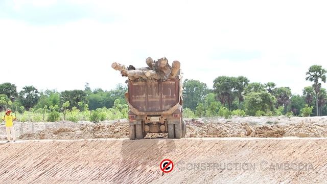 ឡានប៉ែនចាក់ដើមដូង Dump truck loading tree смотреть онлайн