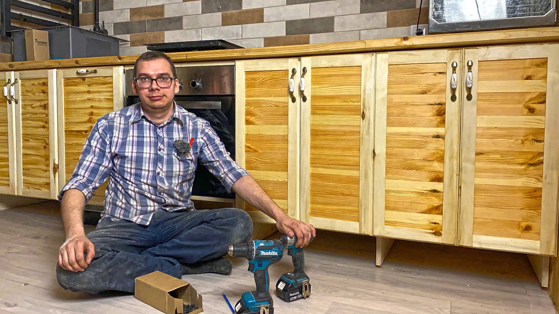 «Офасадил» самодельную кухню из старых досок в доме прадеда. Изготавливаю и навешиваю фасады смотреть онлайн