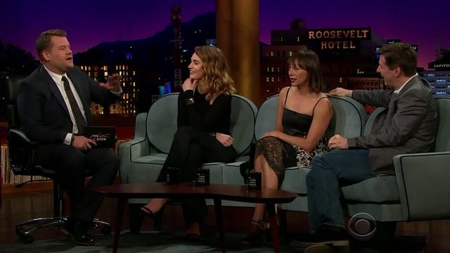 Mom Texts w/ Lily James & Rashida Jones смотреть онлайн