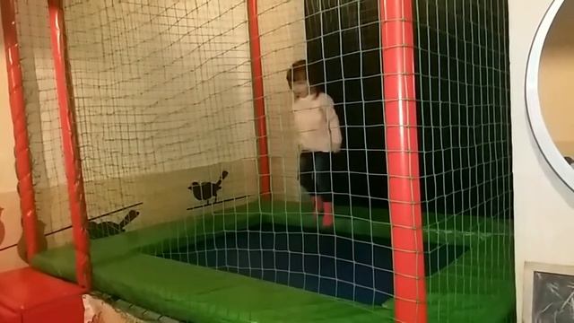 Батут мой первый спортивный снаряд. Прыжки на батуте в детском уголке смотреть онлайн